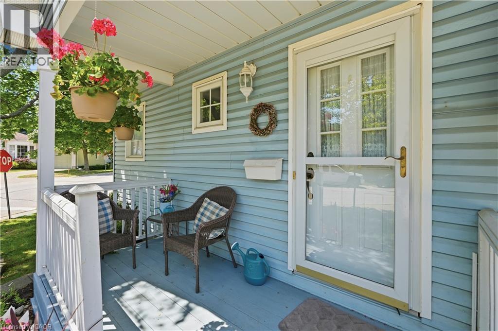 225 SILVERBIRCH Boulevard