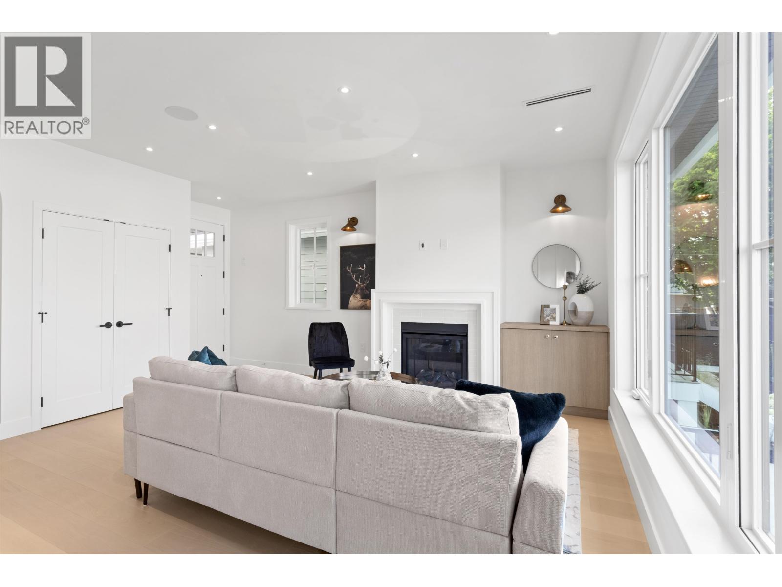 2 4315 ALBERT STREET