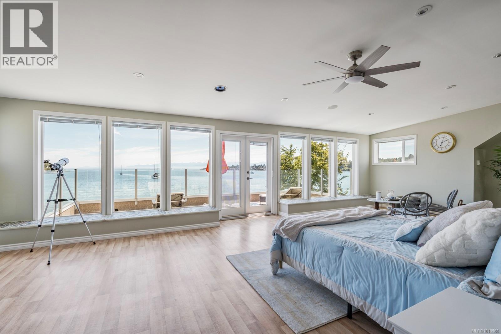 3905B Cadboro Bay Rd