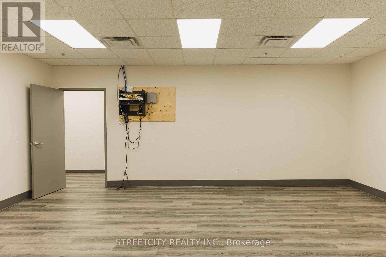 215 - 516 JOHN STREET N