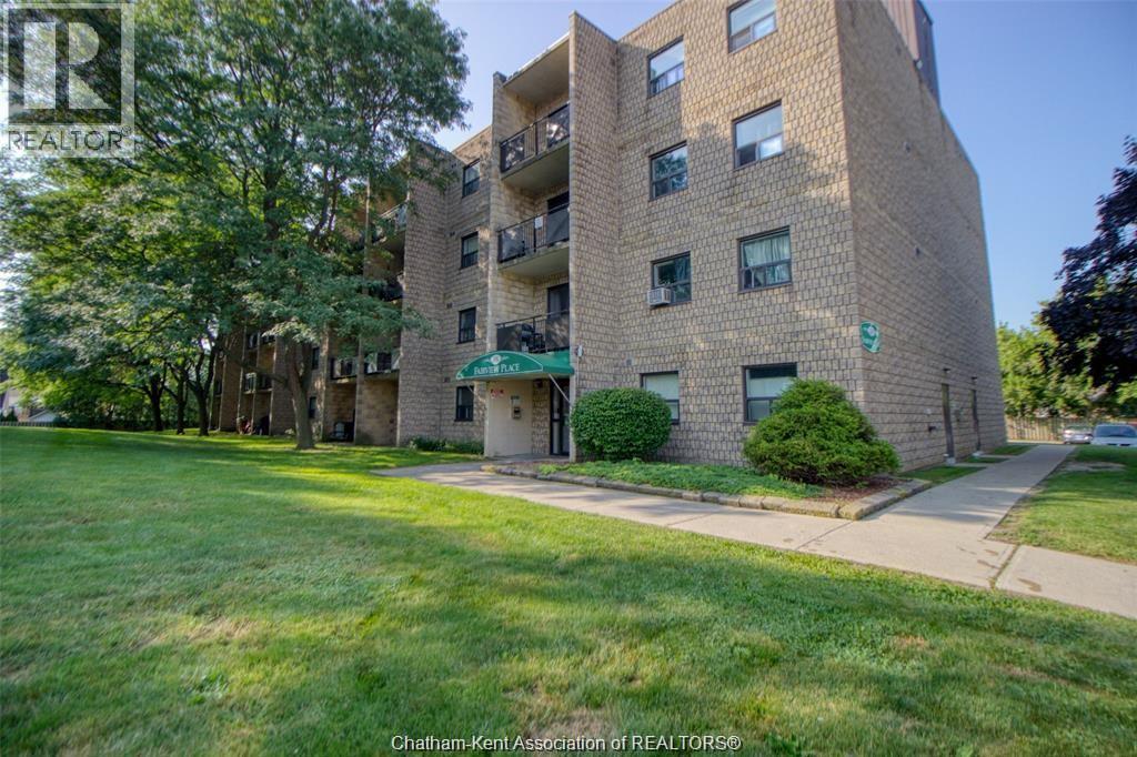 Photo 1 of 9 — 130 Park AVENUE East Unit# 404, Chatham, ON N7M3V6