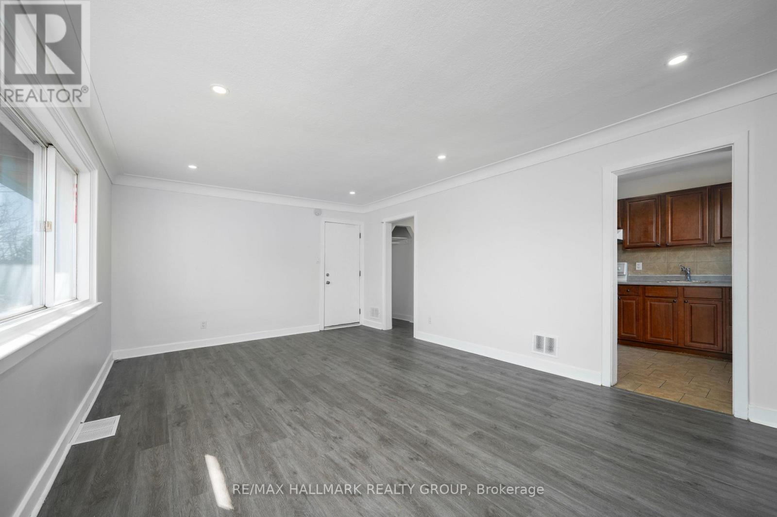 3 - 181 SWITZER AVENUE W