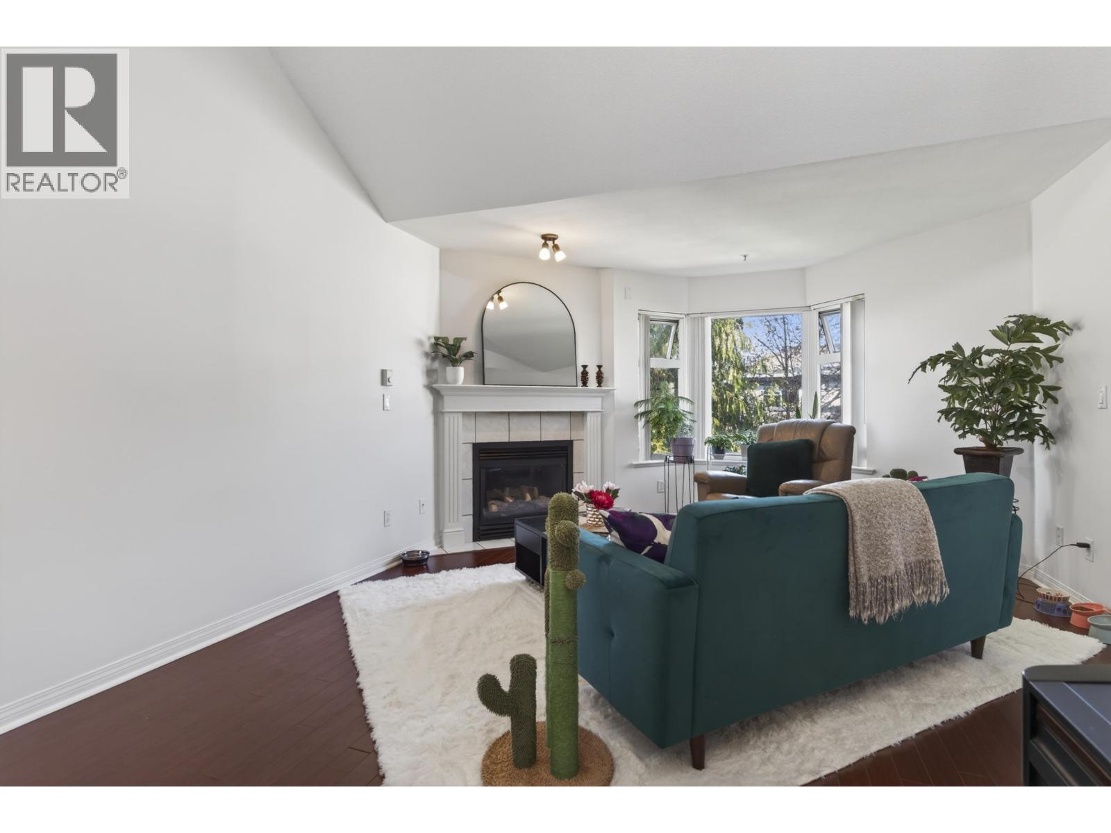 306 1999 SUFFOLK AVENUE