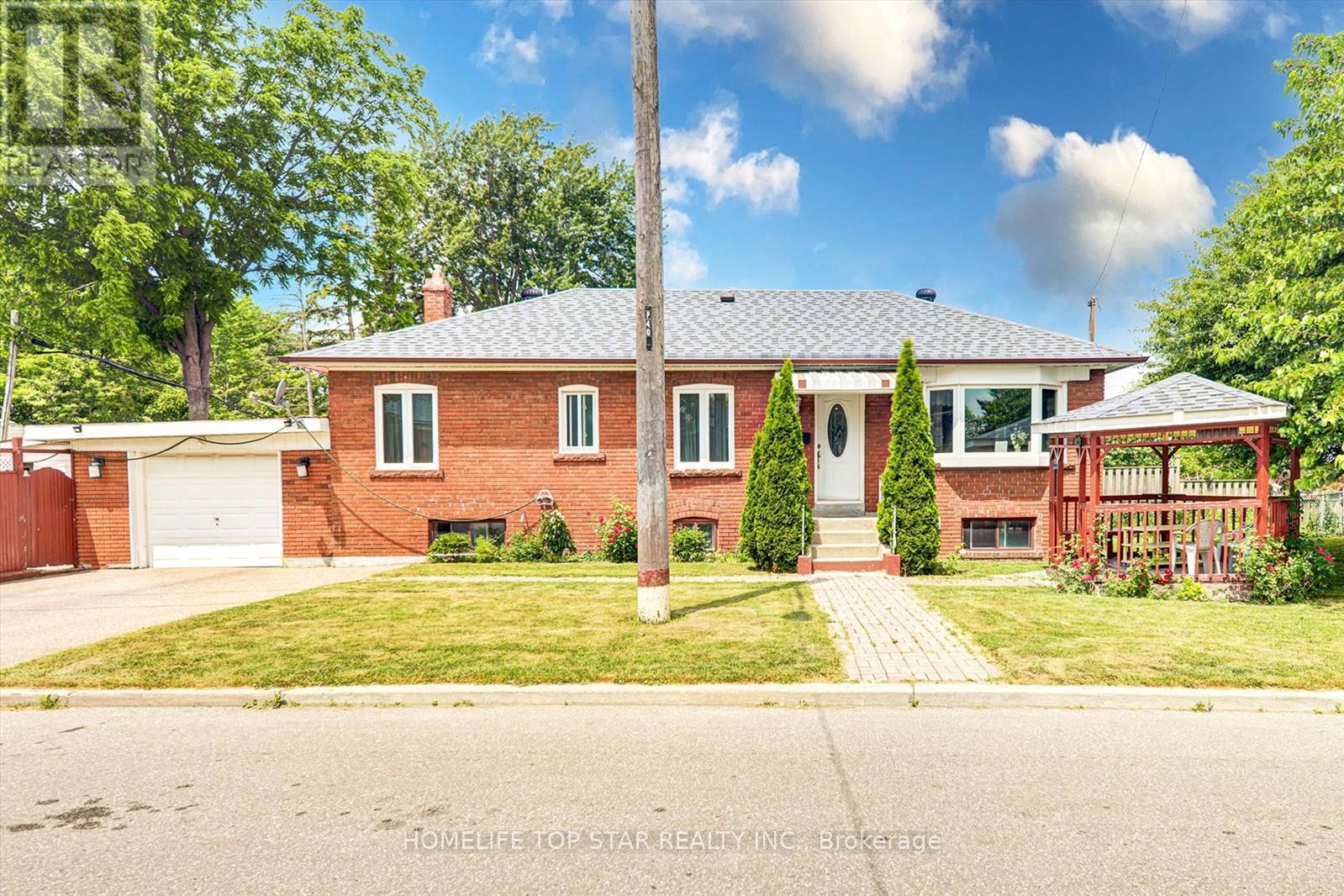 40 LOMBARDY CRESCENT
