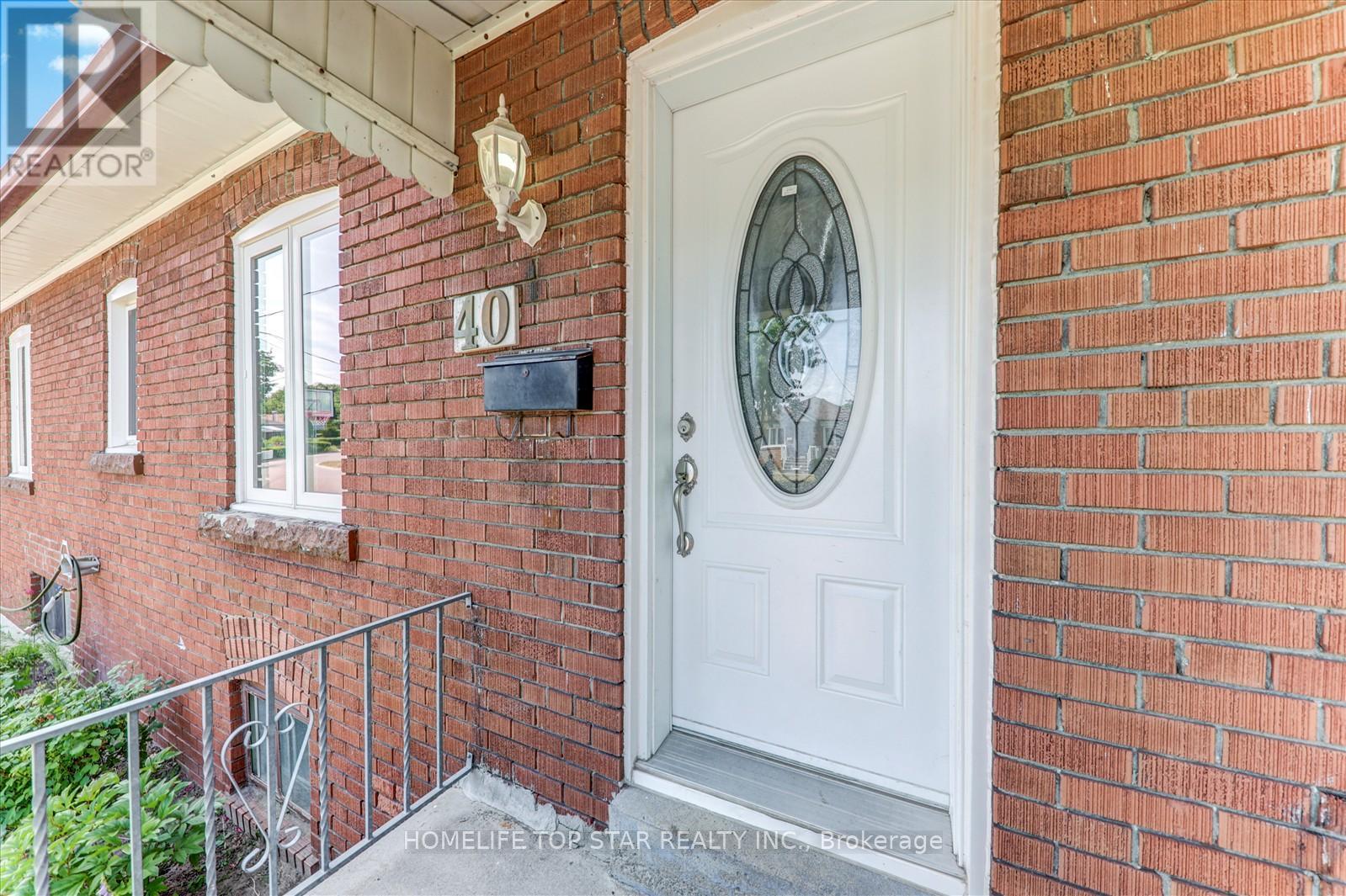 40 LOMBARDY CRESCENT