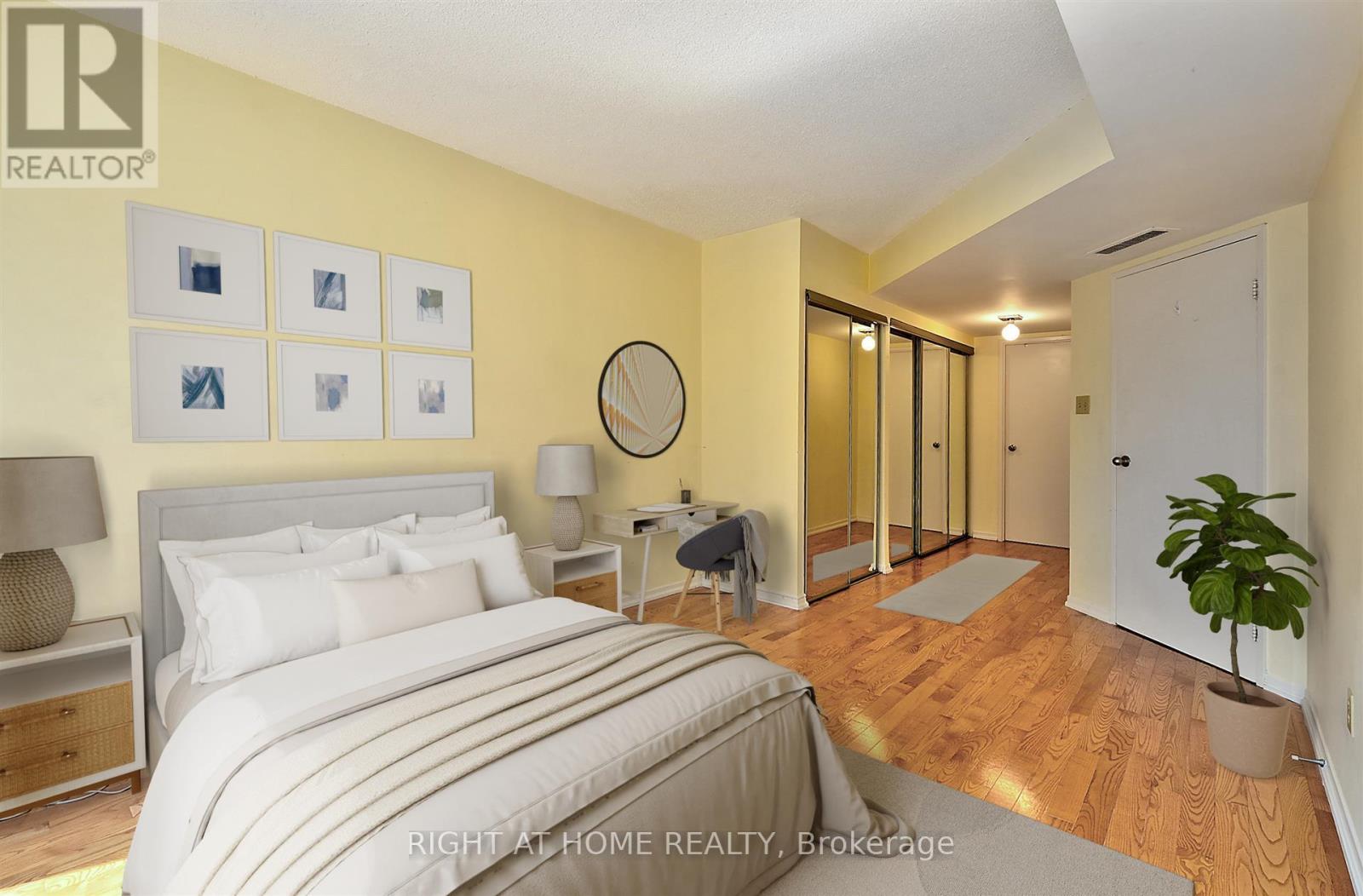 1110 - 1001 BAY STREET
