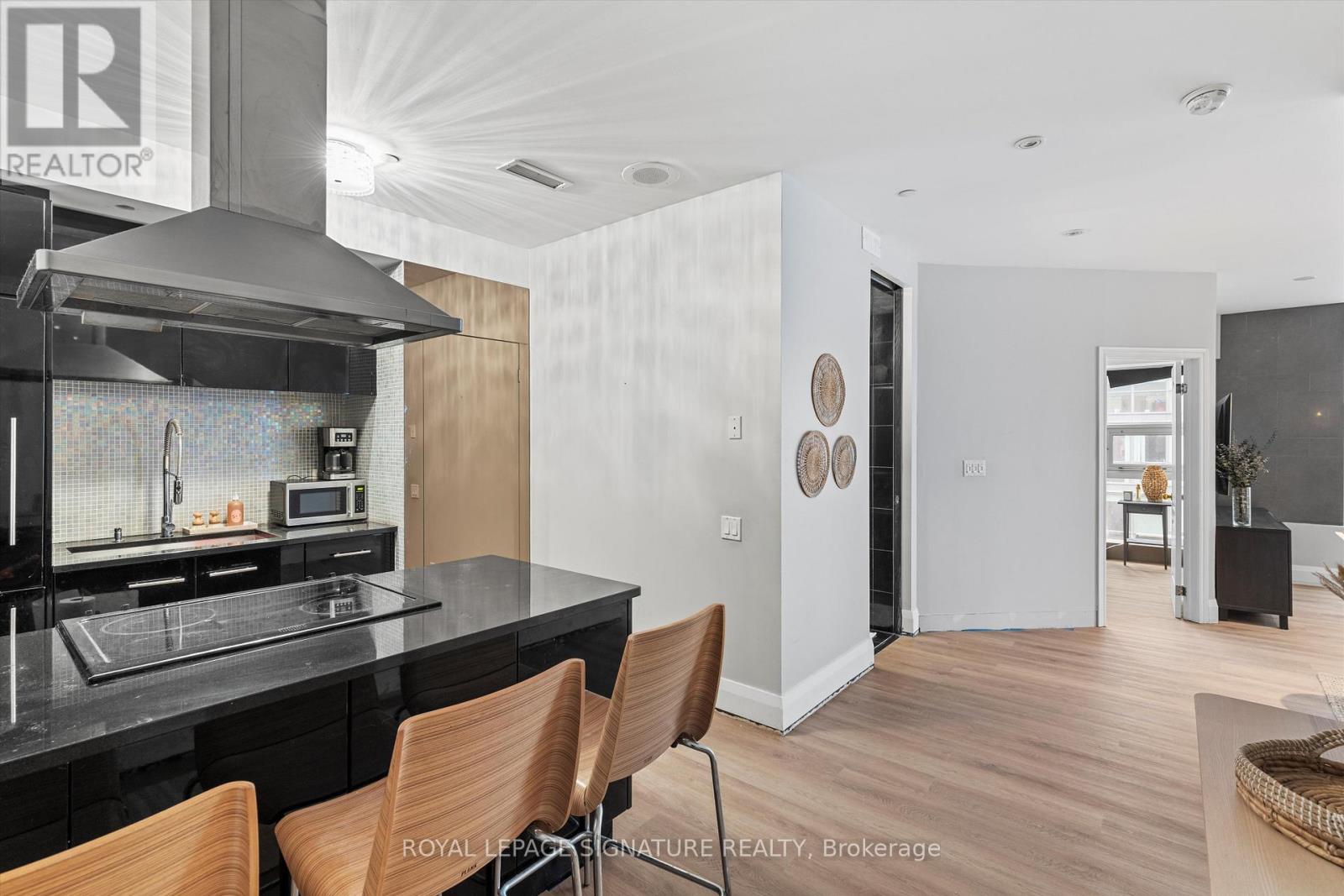 1201 - 393 KING STREET W