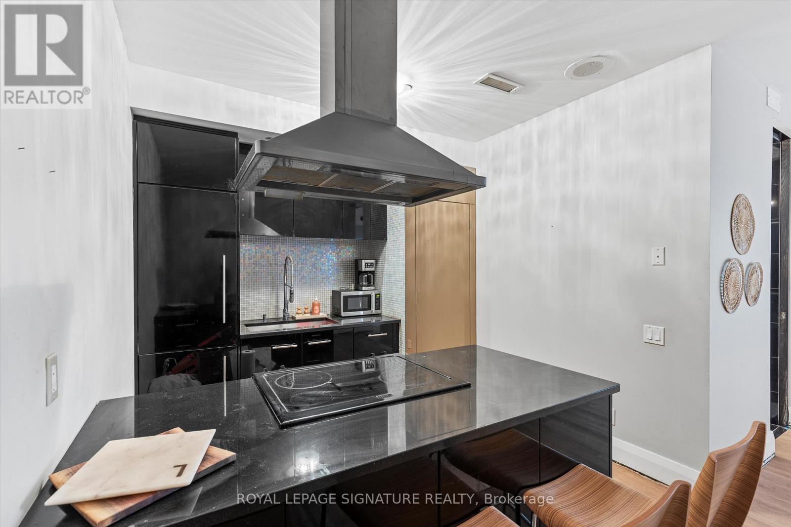 1201 - 393 KING STREET W