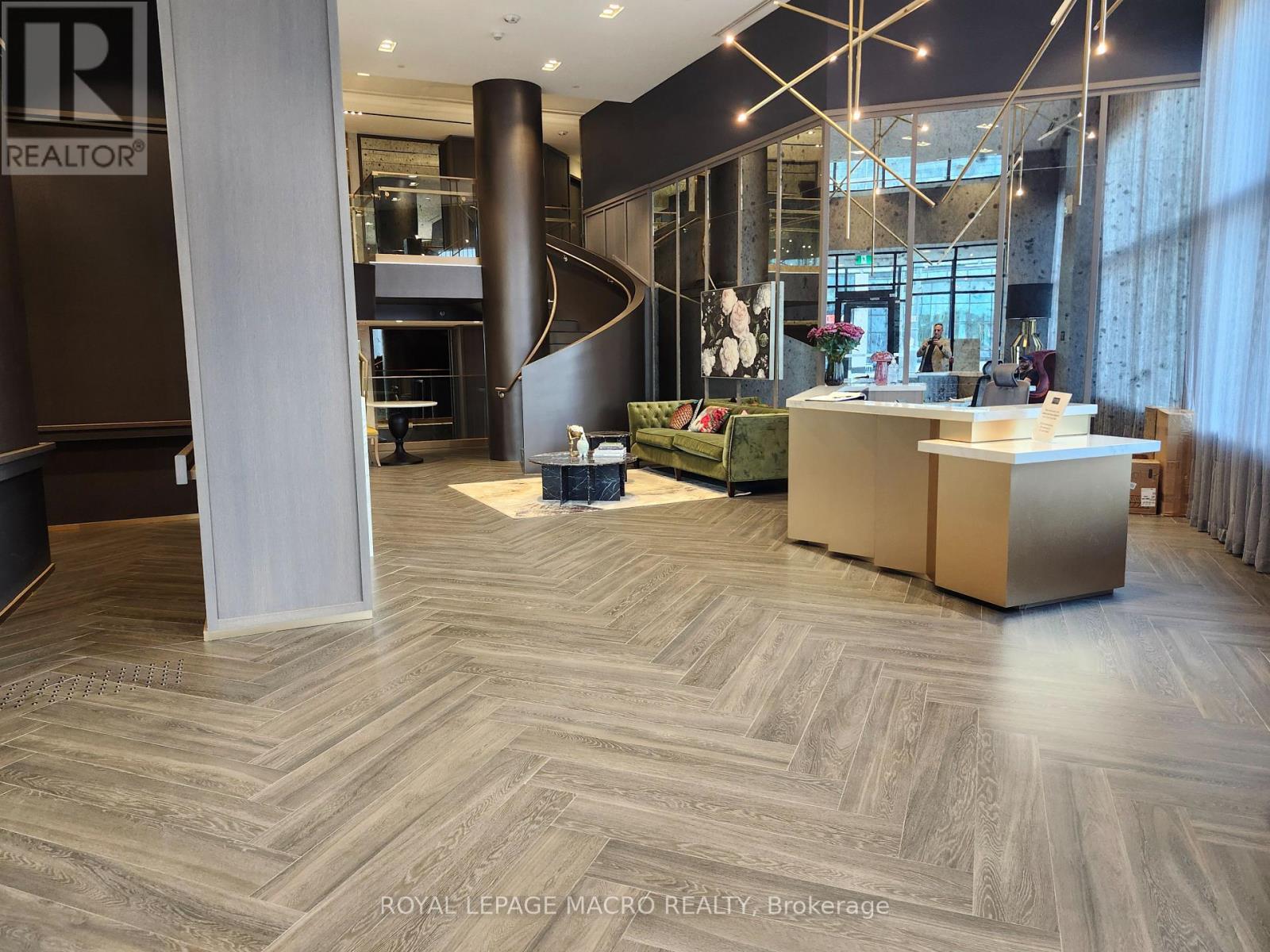 114 - 395 DUNDAS STREET W