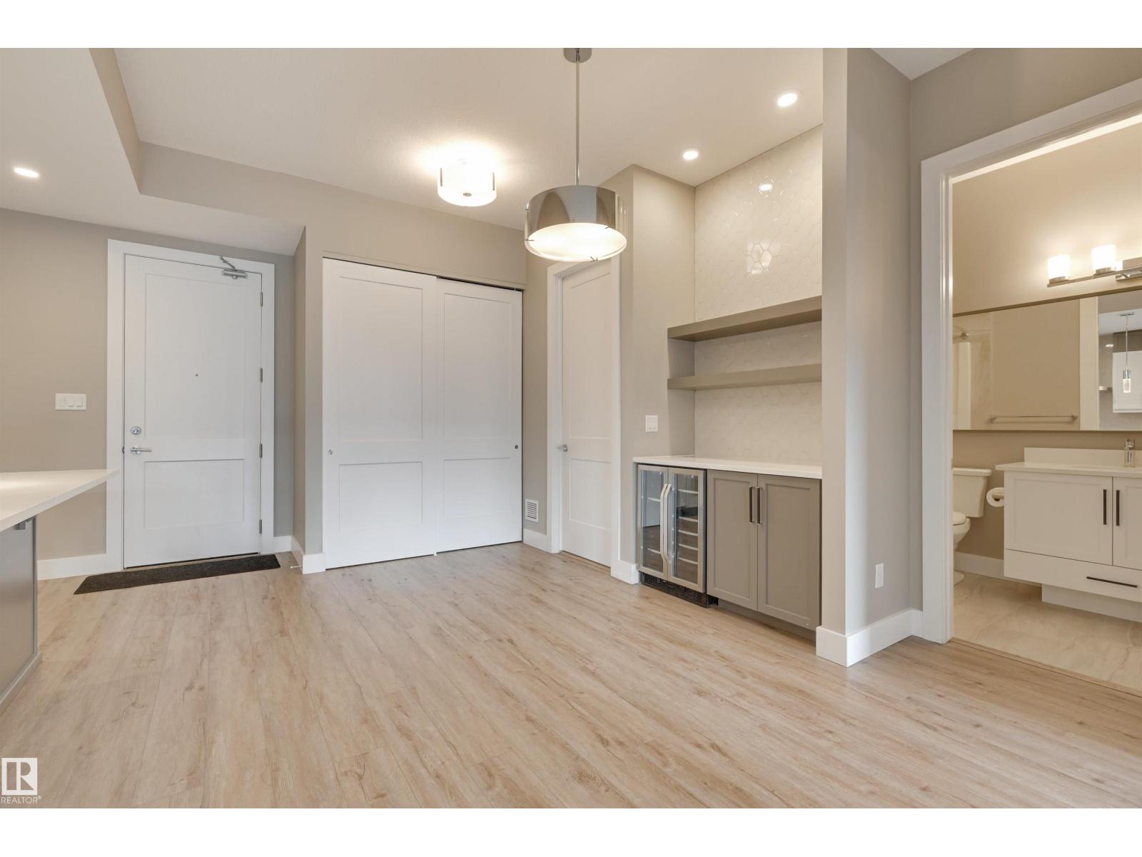 #406 528 Griesbach PR NW