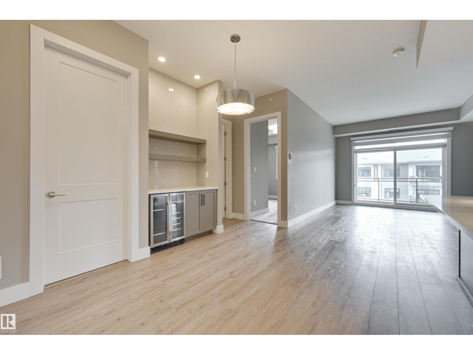 #406 528 Griesbach PR NW