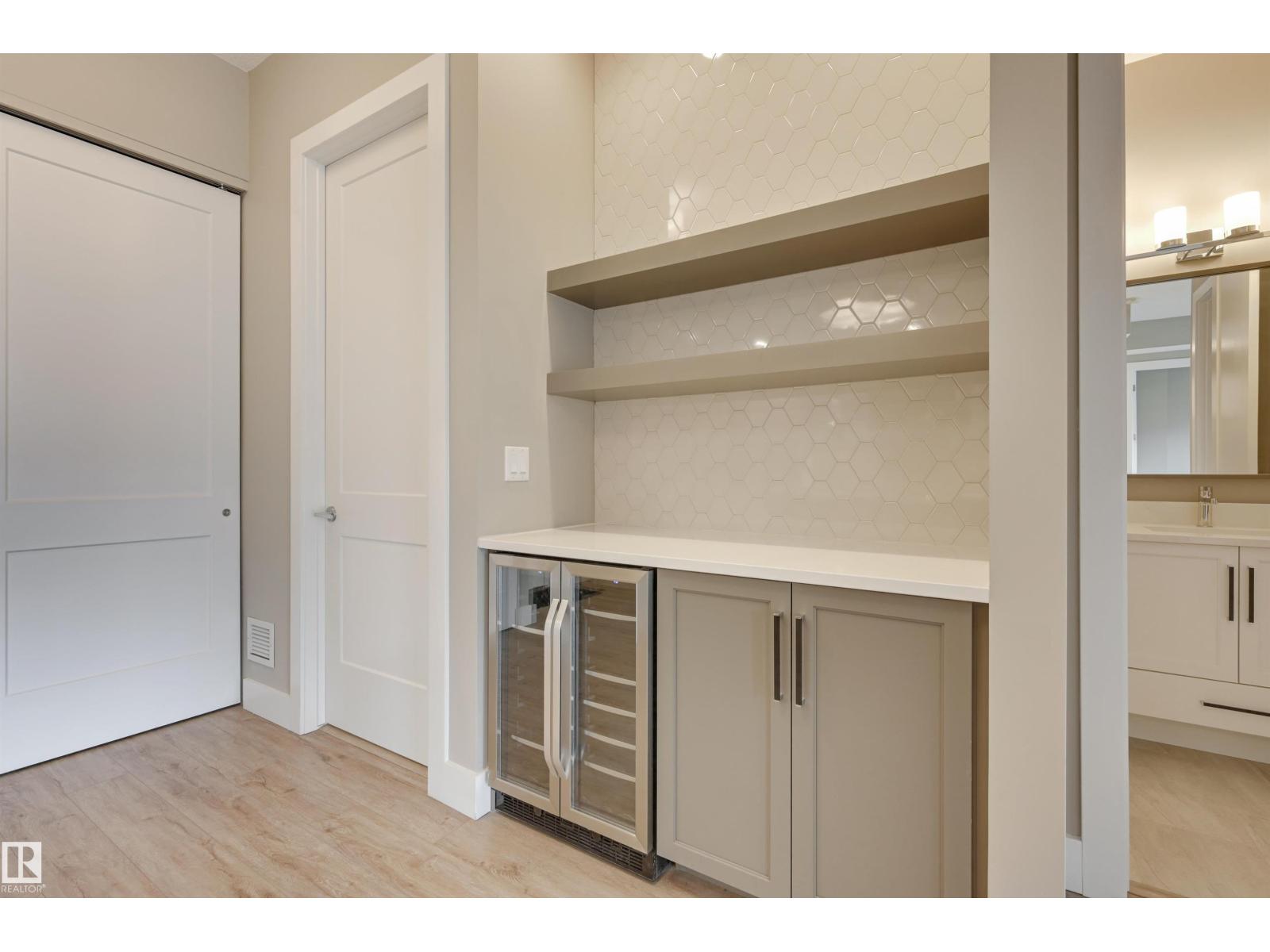 #406 528 Griesbach PR NW