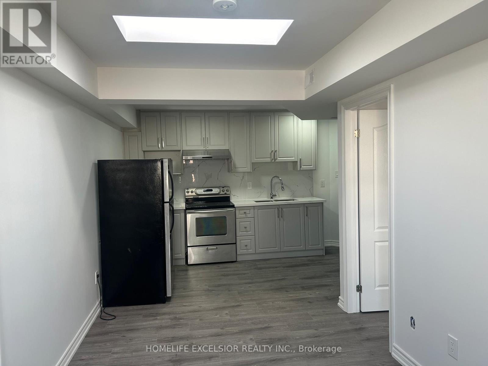 7 - 3 SIMCOE STREET S