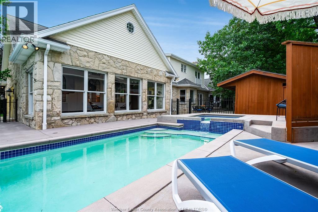 323 TALBOT STREET South