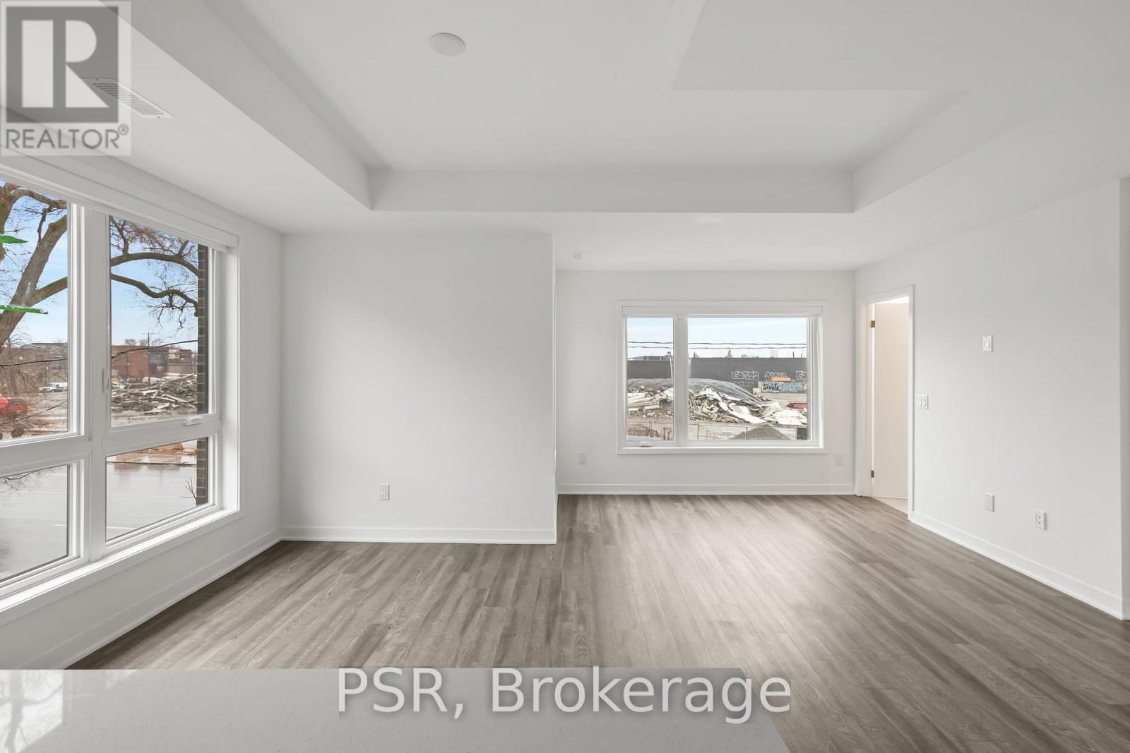 TH13 - 40 ED CLARK GARDENS BOULEVARD