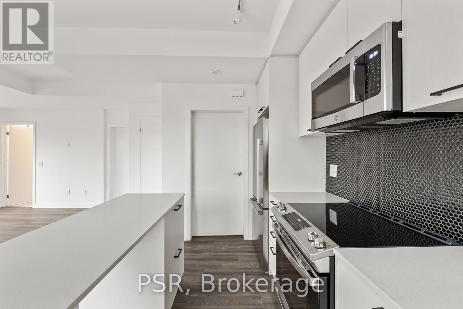 TH13 - 40 ED CLARK GARDENS BOULEVARD