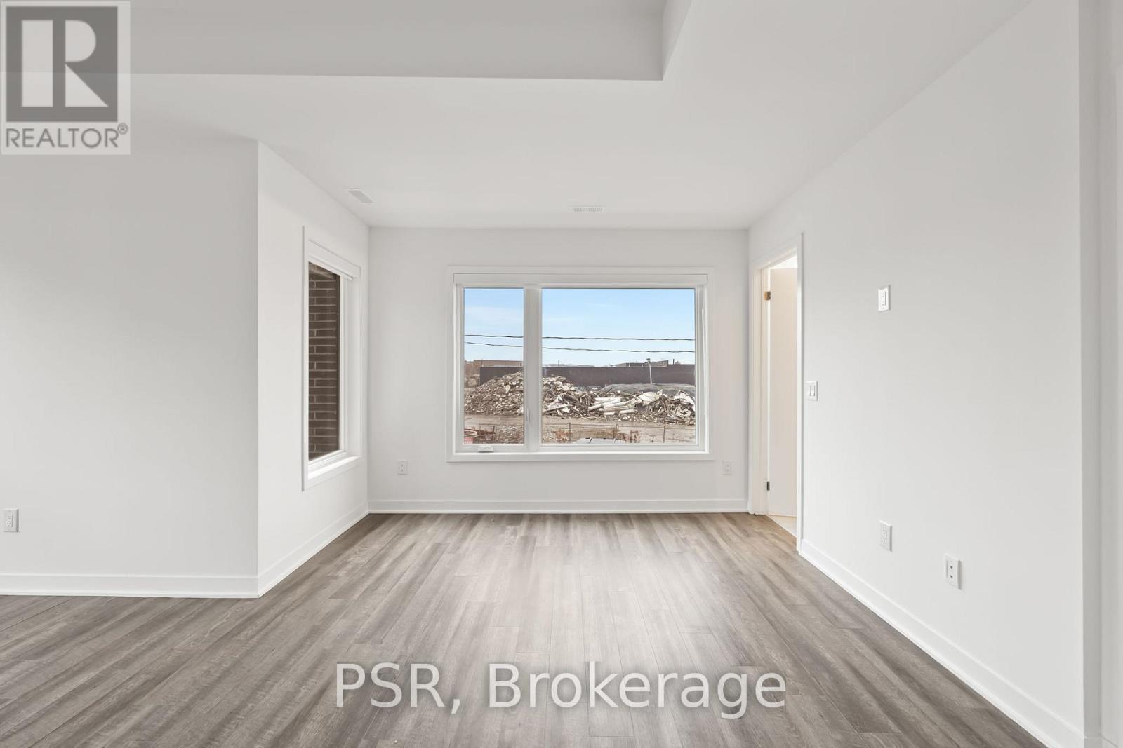 TH13 - 40 ED CLARK GARDENS BOULEVARD