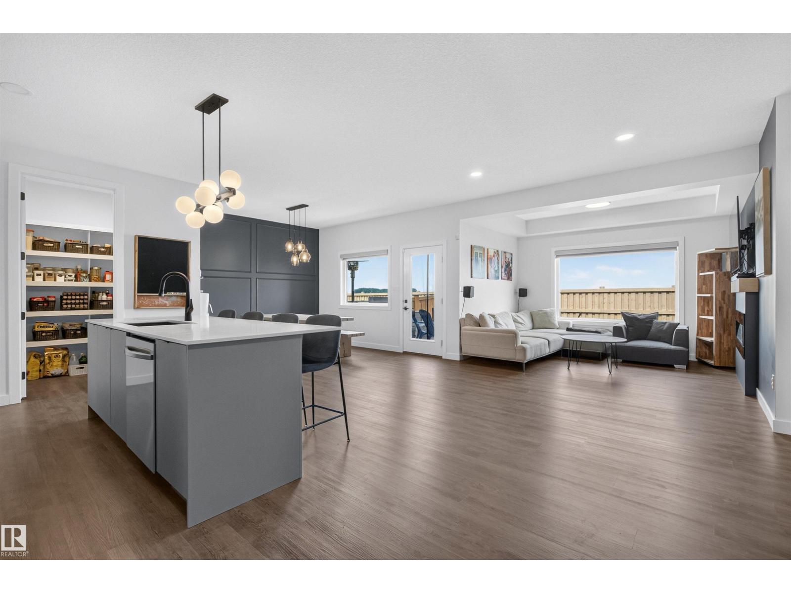 48 EDGEFIELD WY