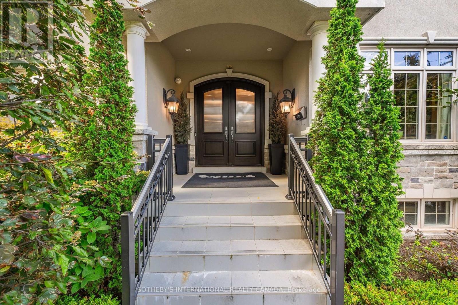 8 THORNHILL AVENUE