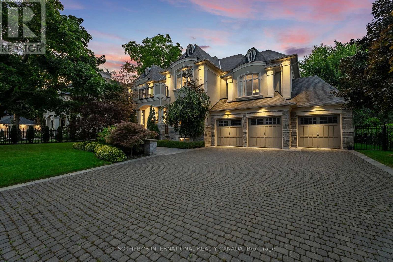 8 THORNHILL AVENUE