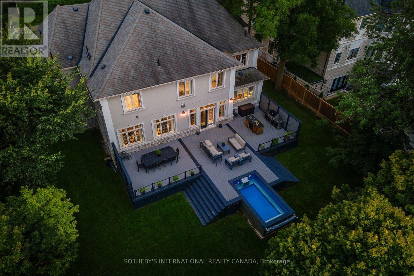 8 THORNHILL AVENUE