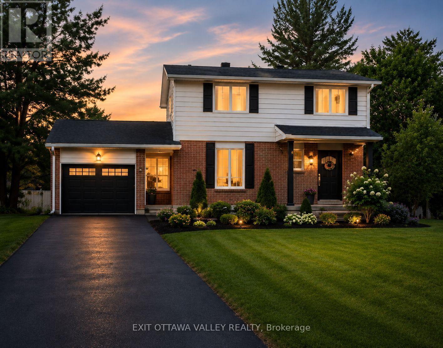 Photo 1 of 22 — 13 TAMARACK STREET, Deep River, ON K0J1P0