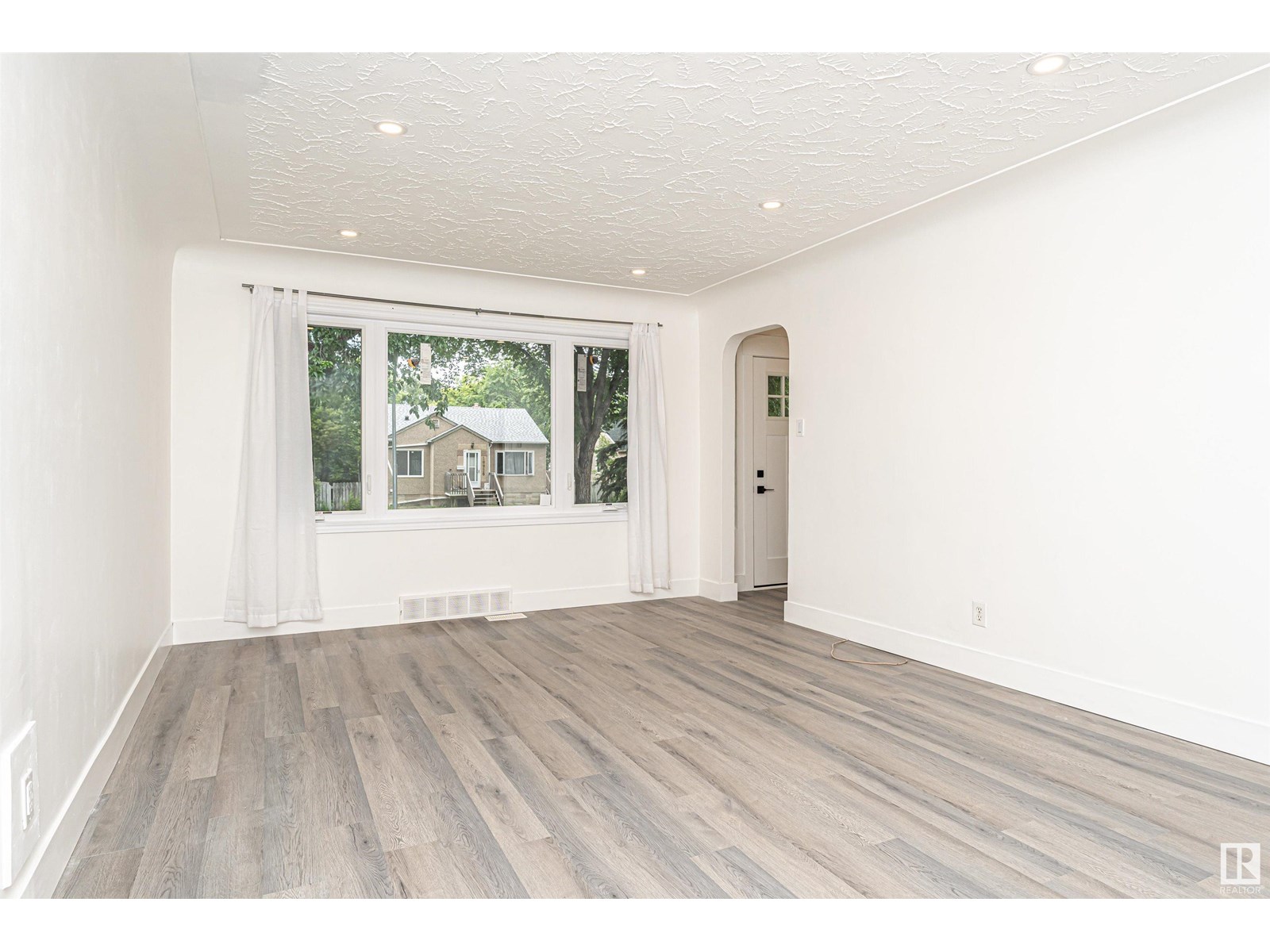 10929 74 AV NW