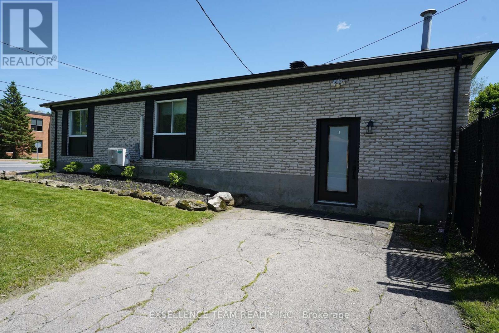 616 SURGENOR STREET W