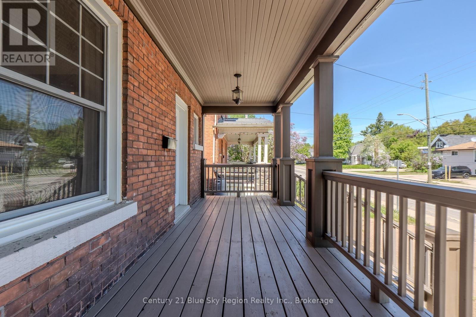 897 MAIN STREET W