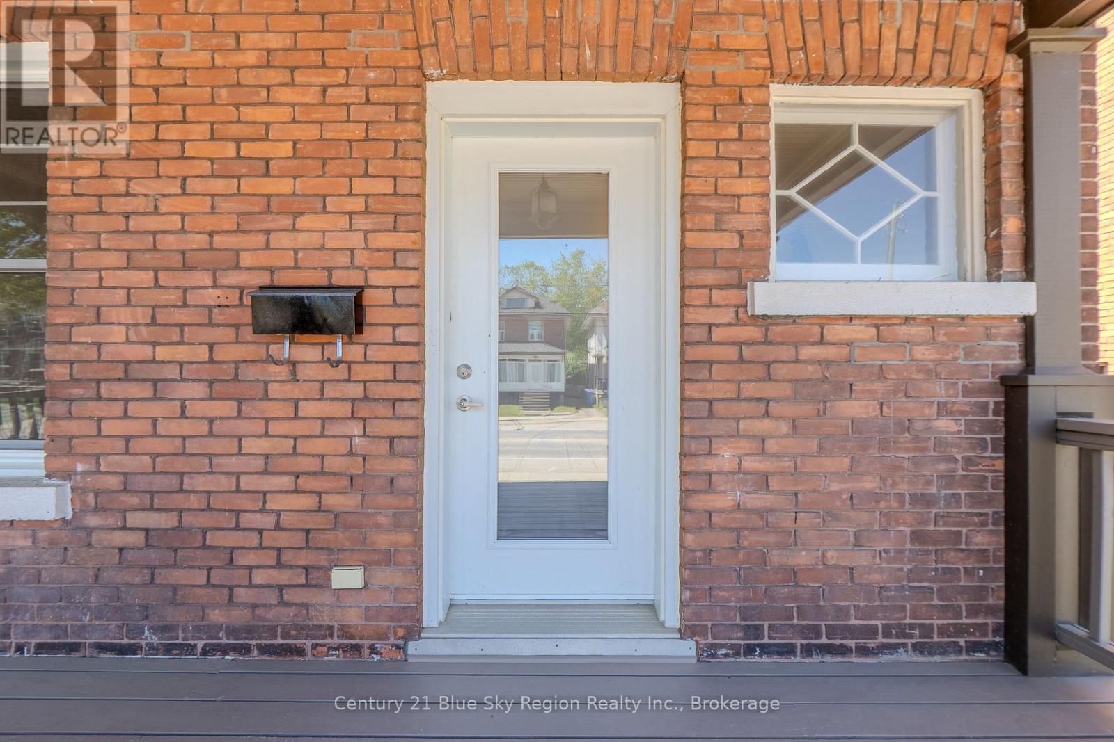 897 MAIN STREET W