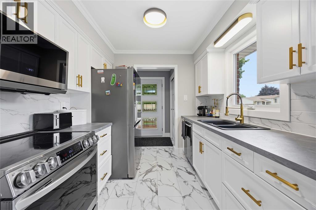 403 Huxley AVENUE