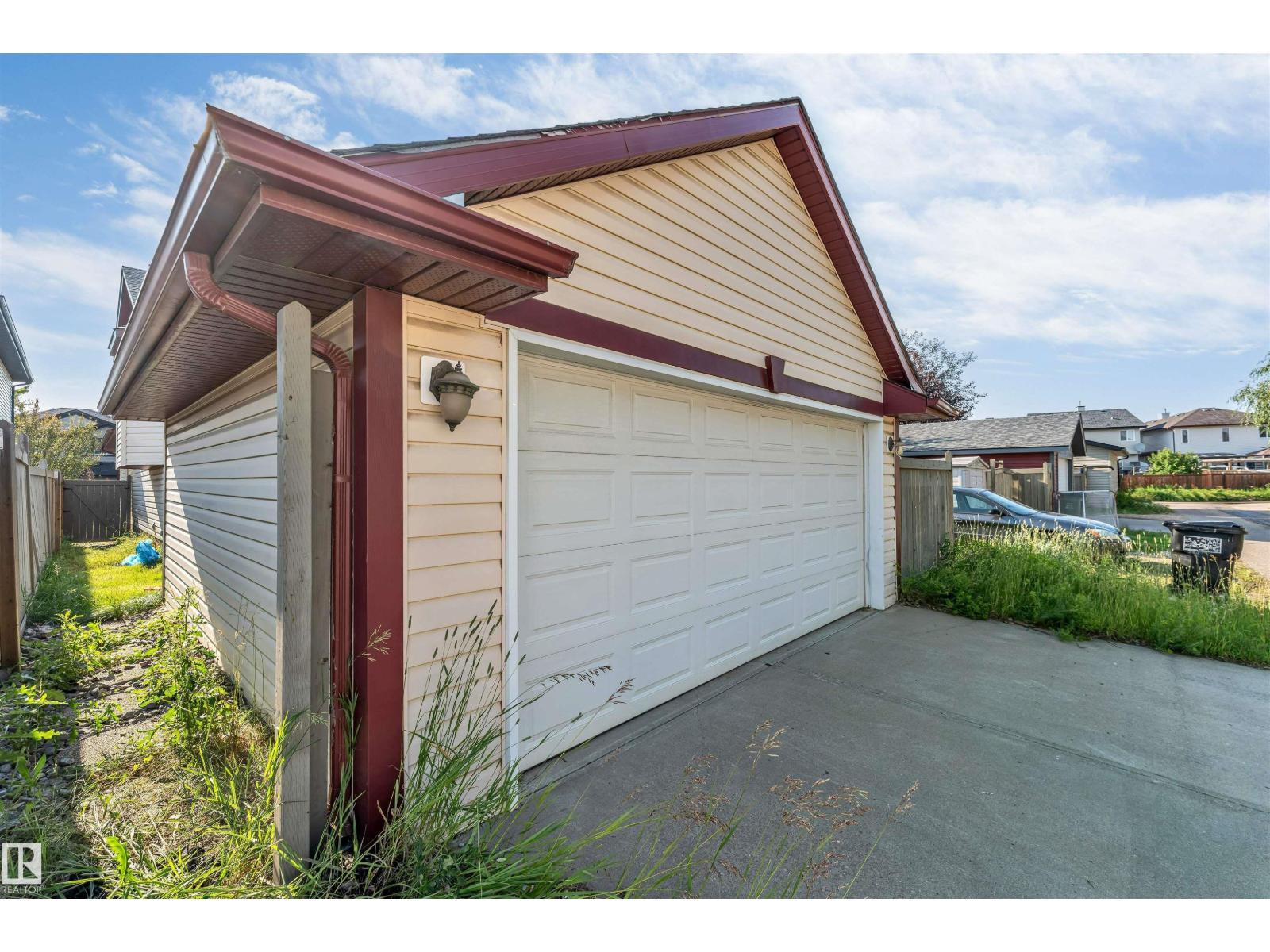 613 83 ST SW
