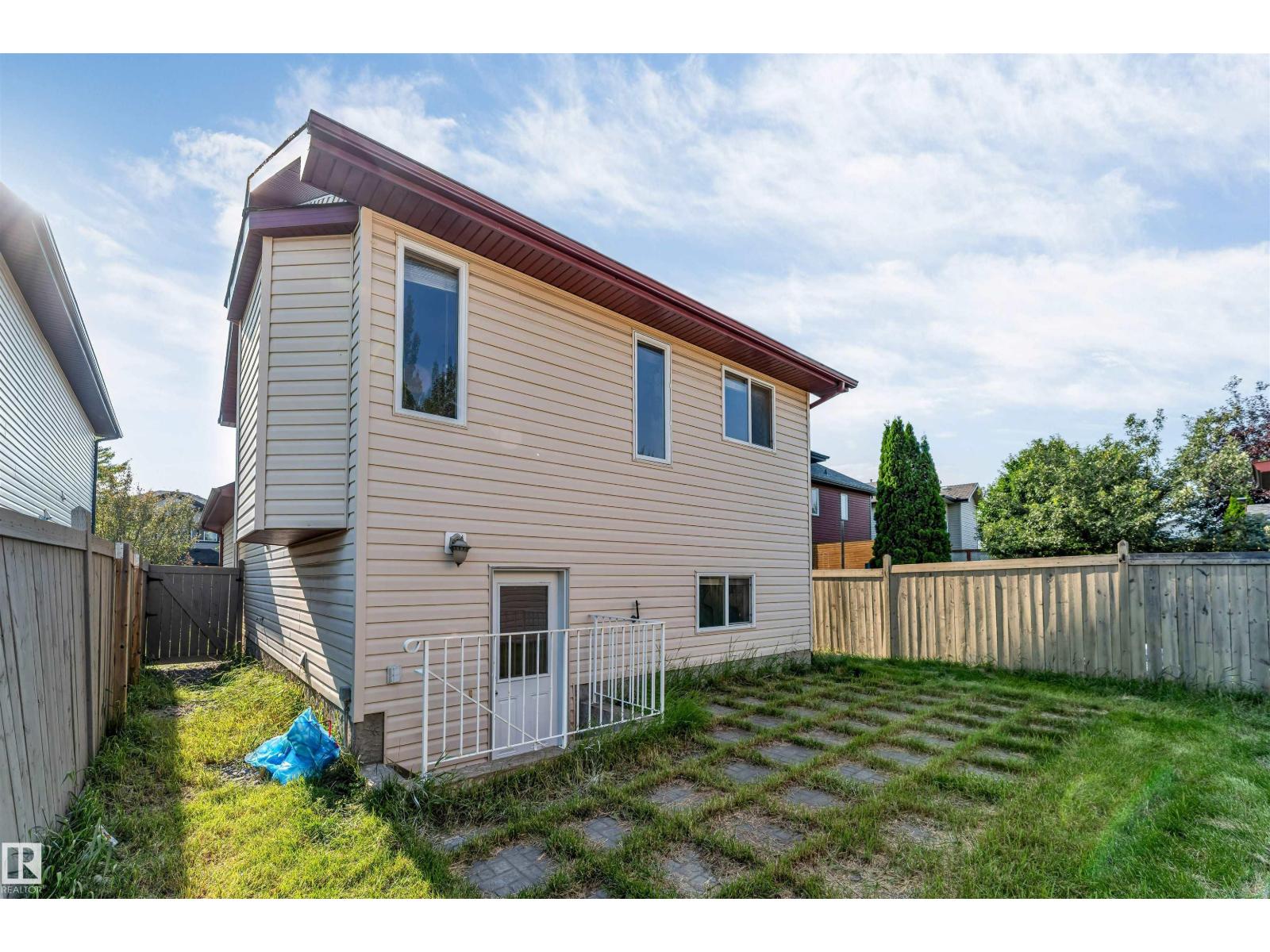 613 83 ST SW