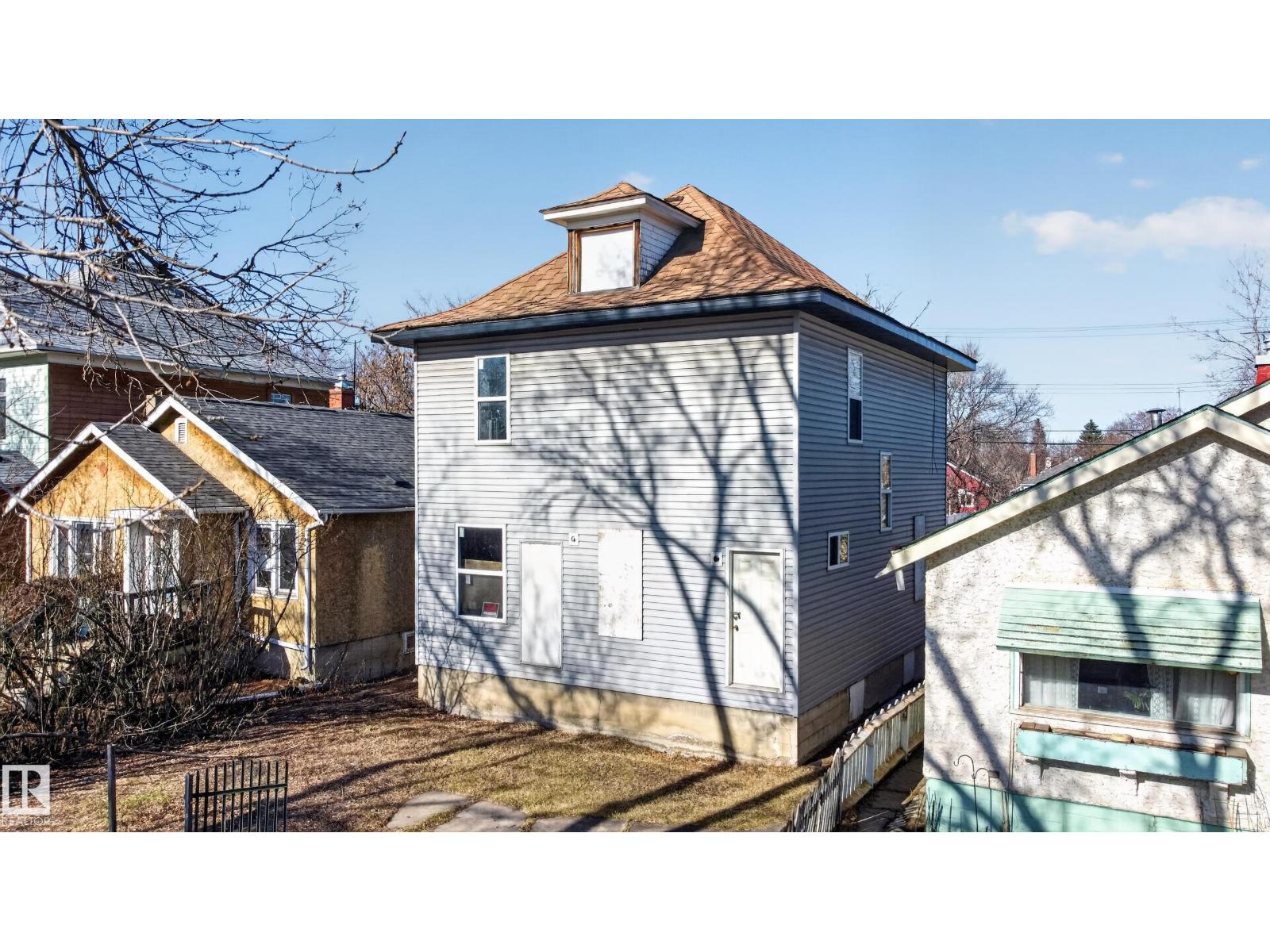 11226 97 ST NW