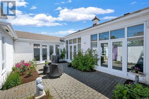 4216 Wakefield Pl Saanich BC V8N6E5