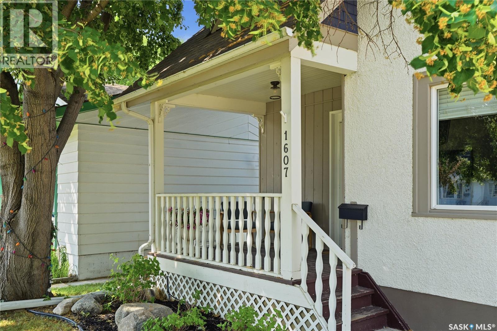 1607 Alexandra AVENUE
