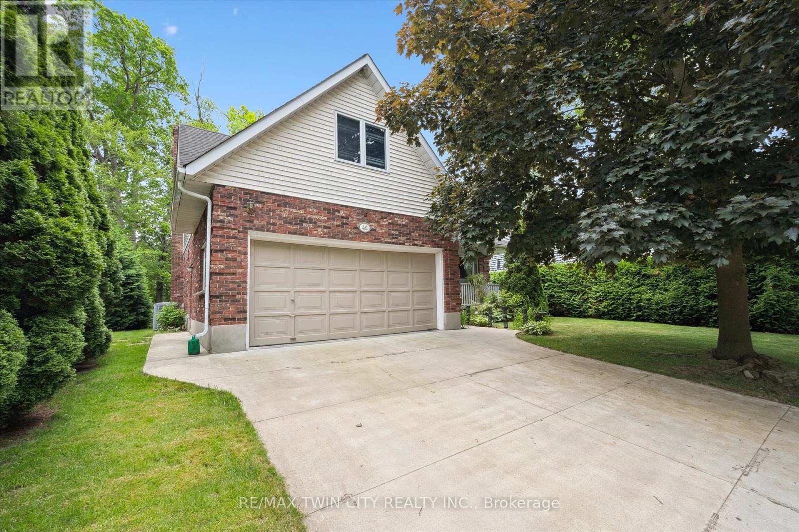 45 APPLEWOOD CRESCENT