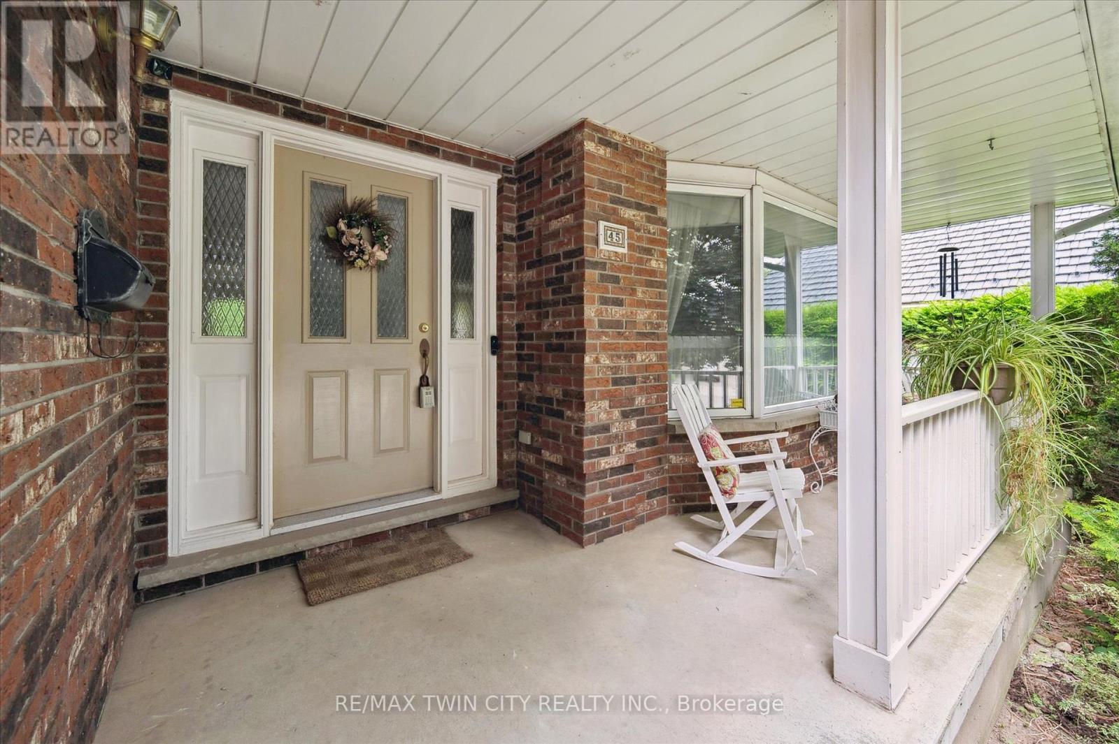 45 APPLEWOOD CRESCENT