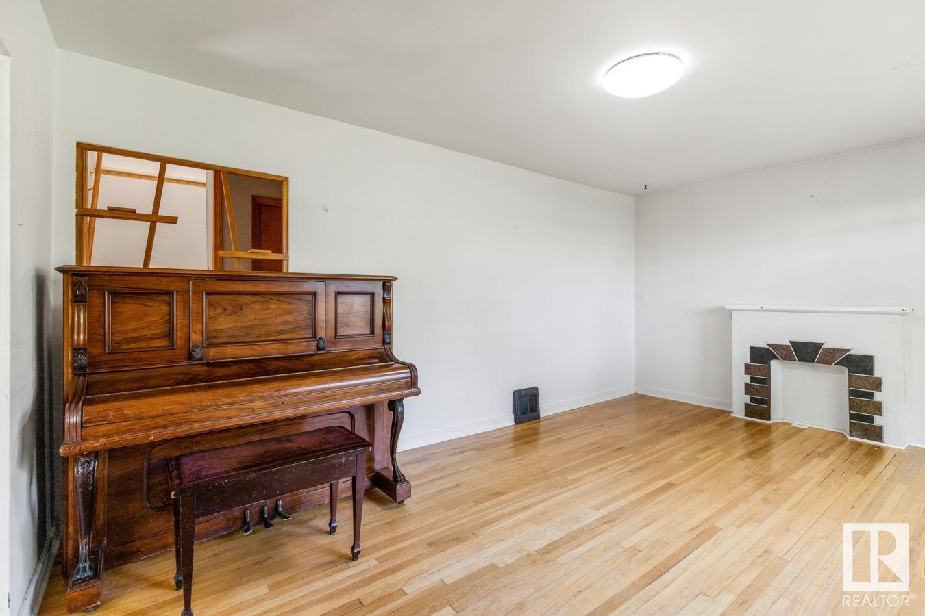 8343 81 AV NW NW