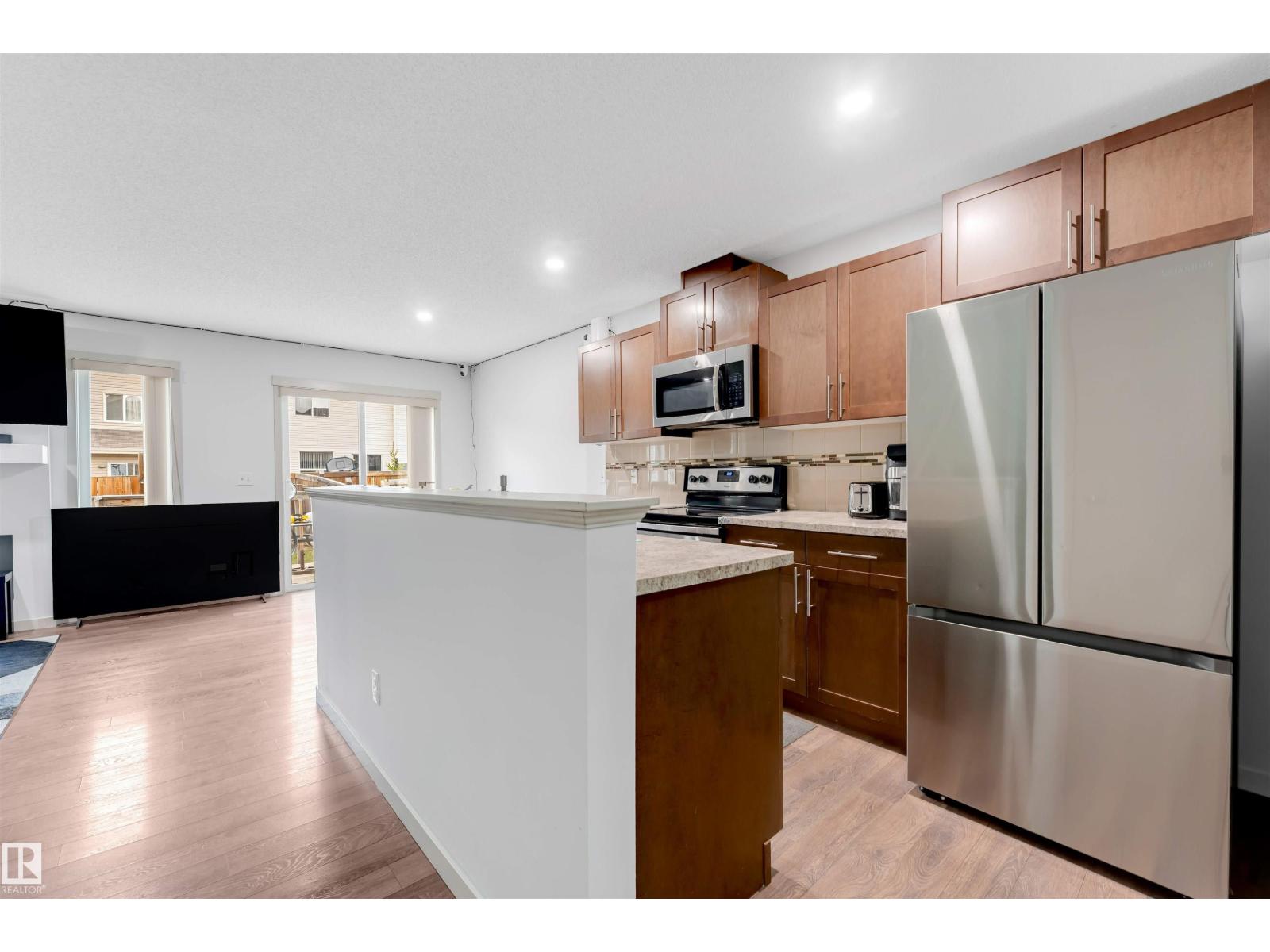 3048 16 AV NW