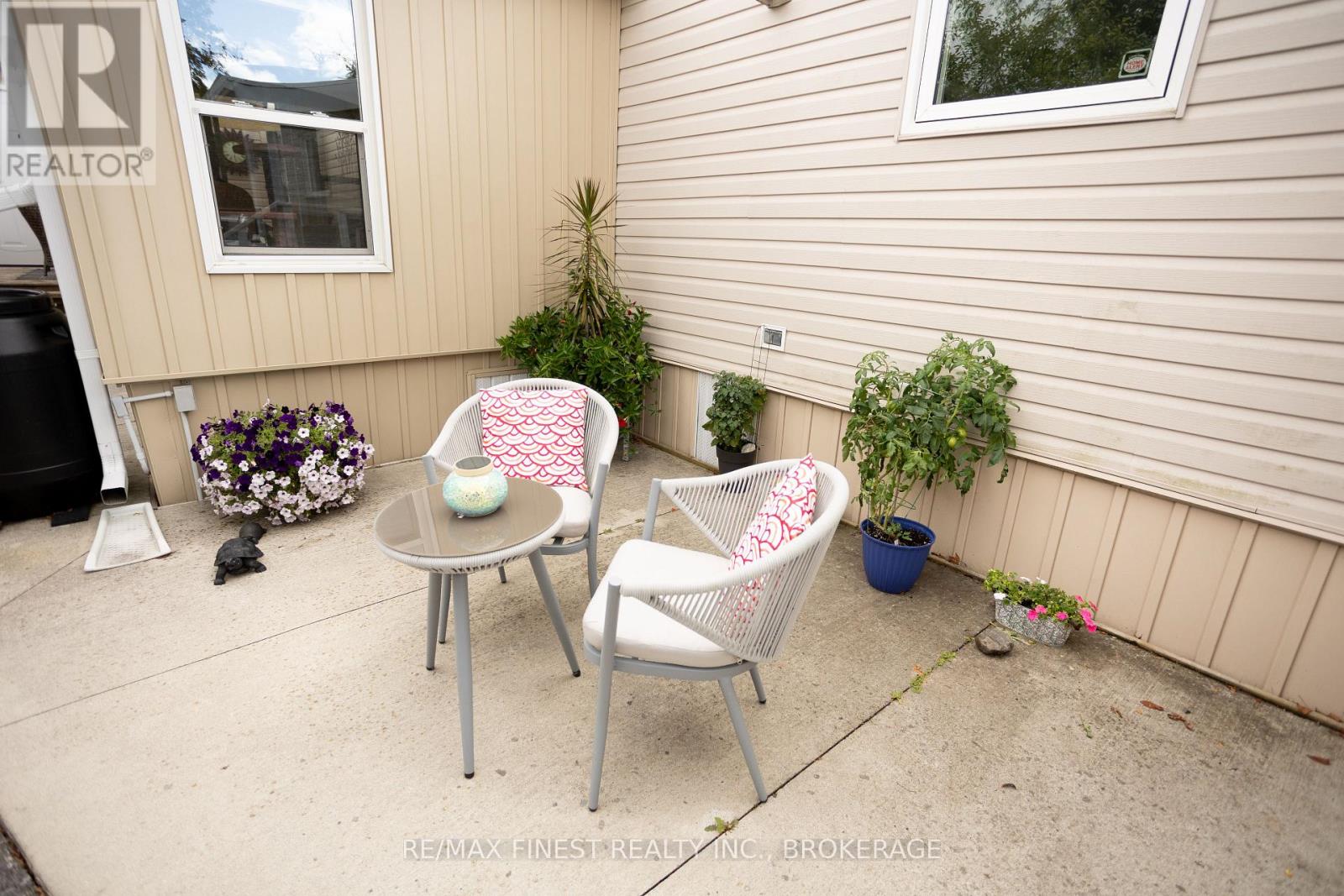 21 POWLEY GARDEN DRIVE