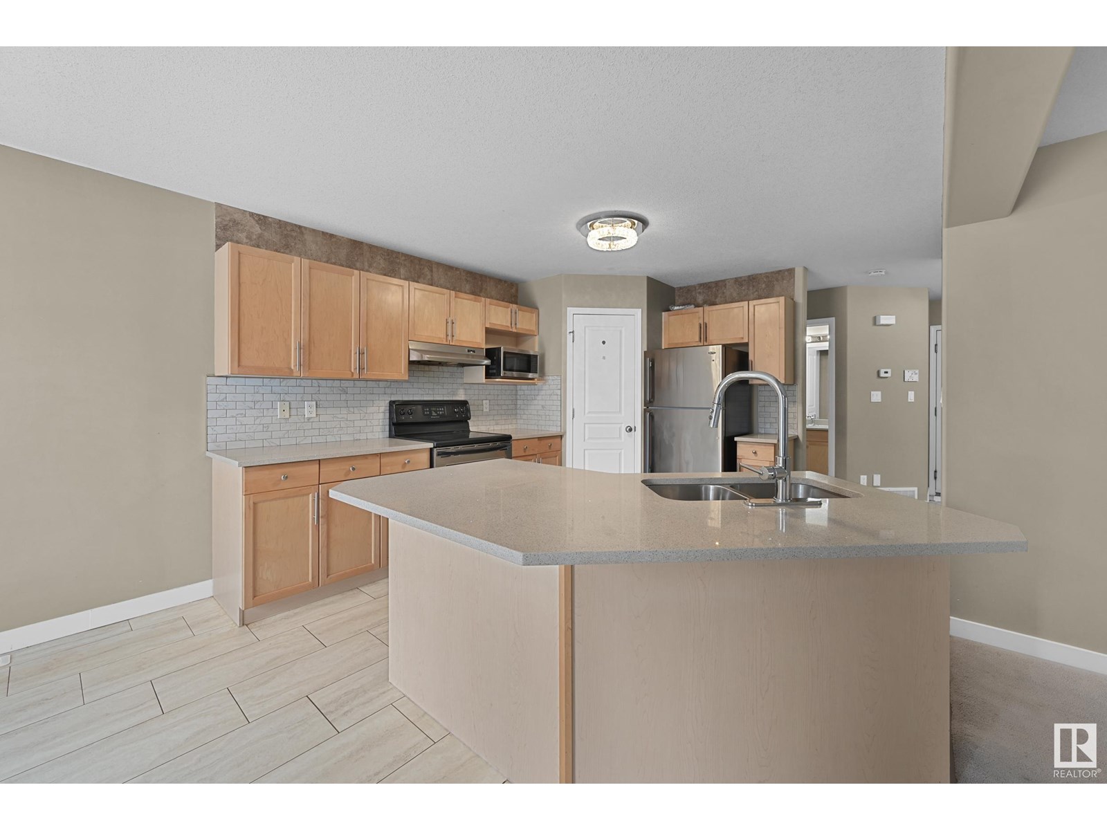 638 LEGER WY NW