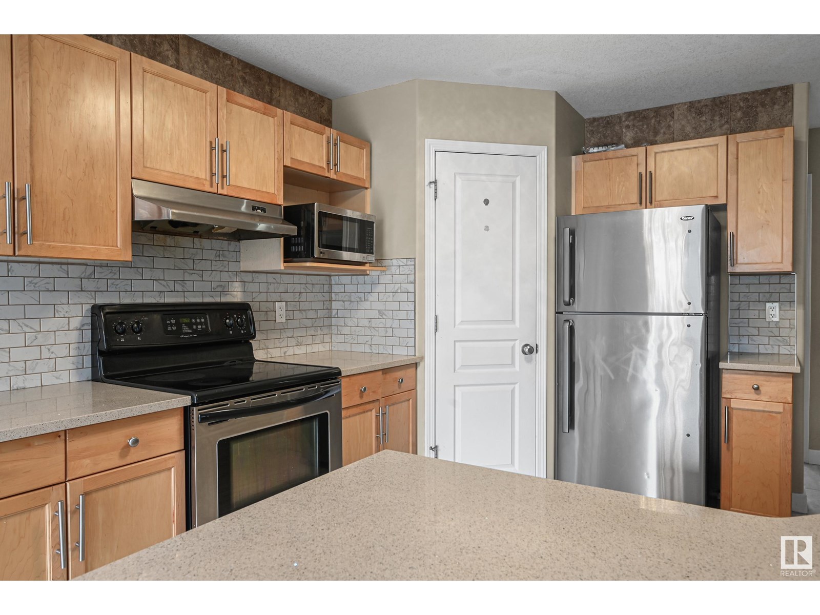 638 LEGER WY NW