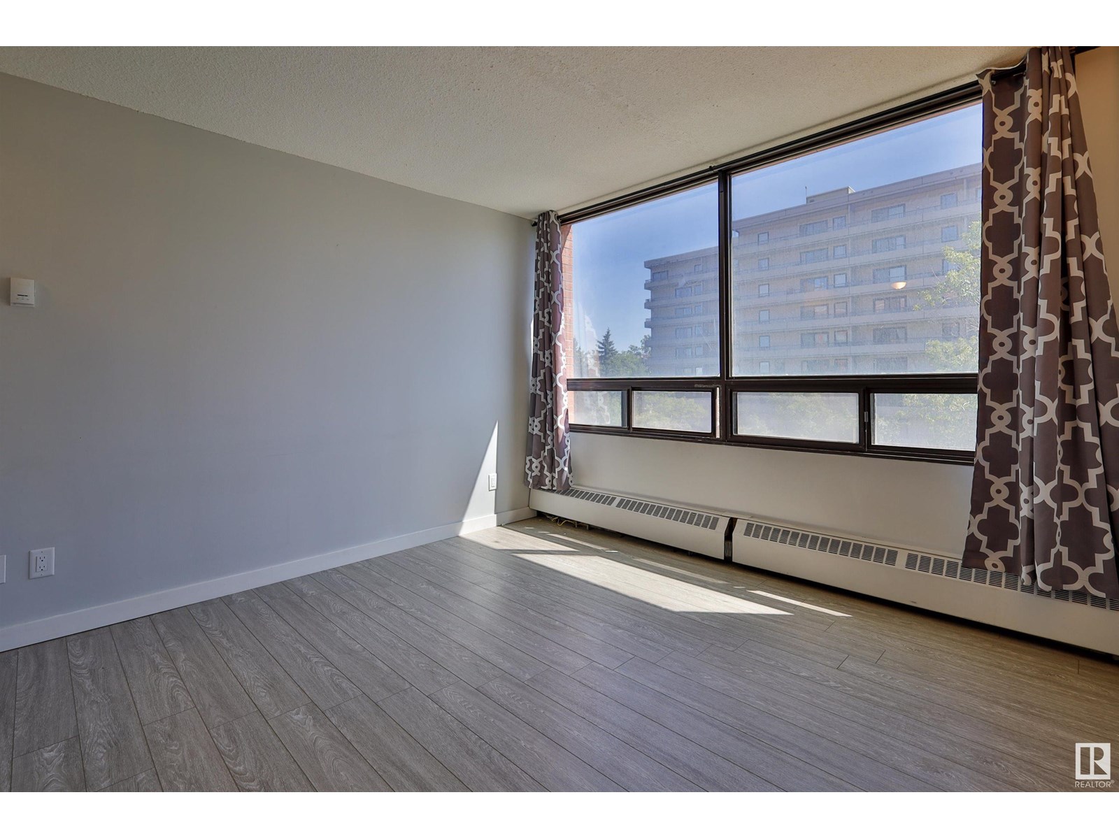 #423 10160 114 ST NW
