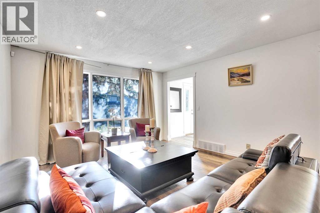 76 Coach Manor Rise SW