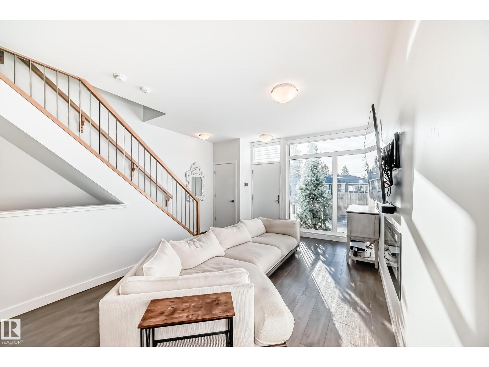 14812 98 AV NW