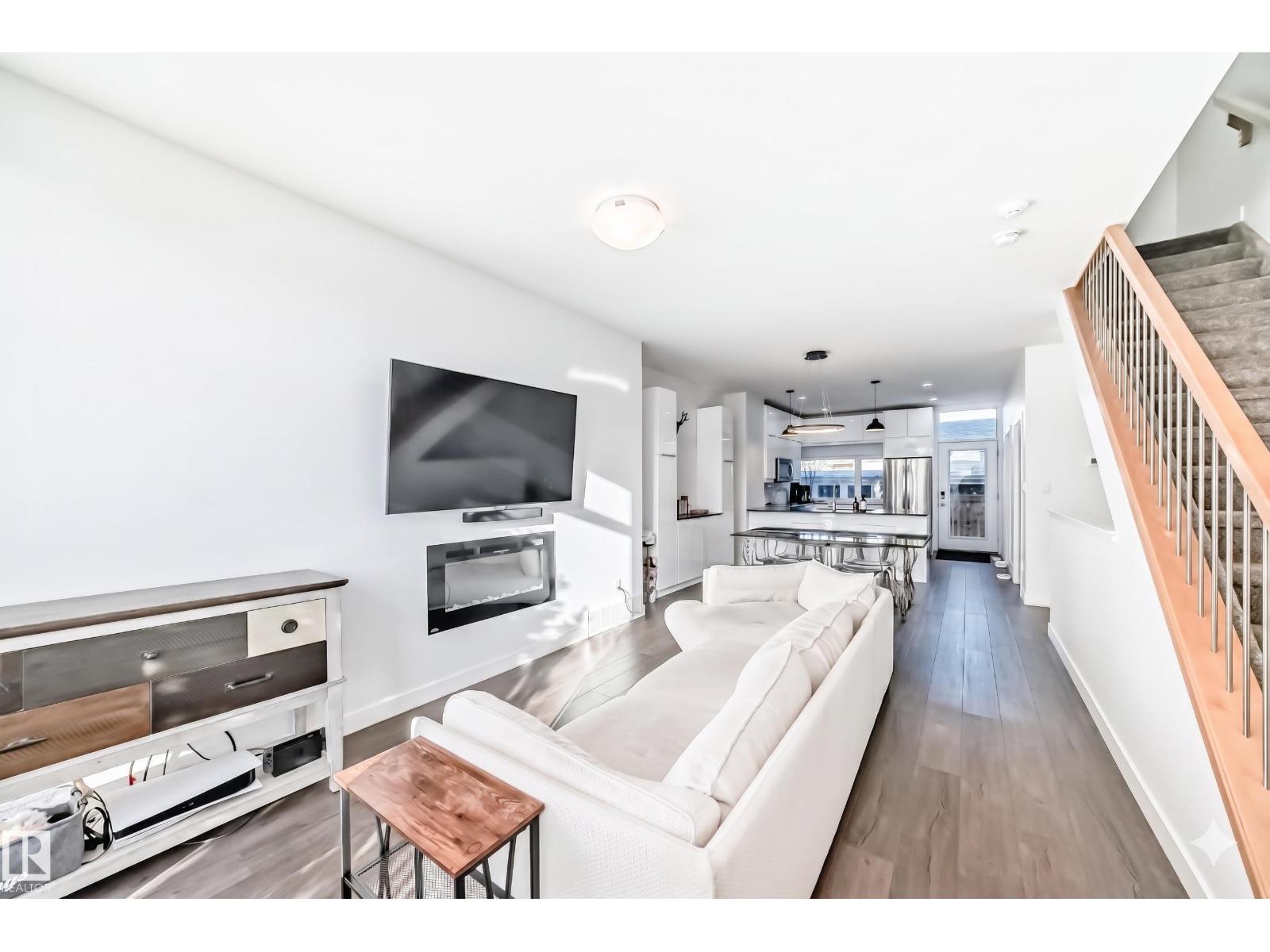14812 98 AV NW