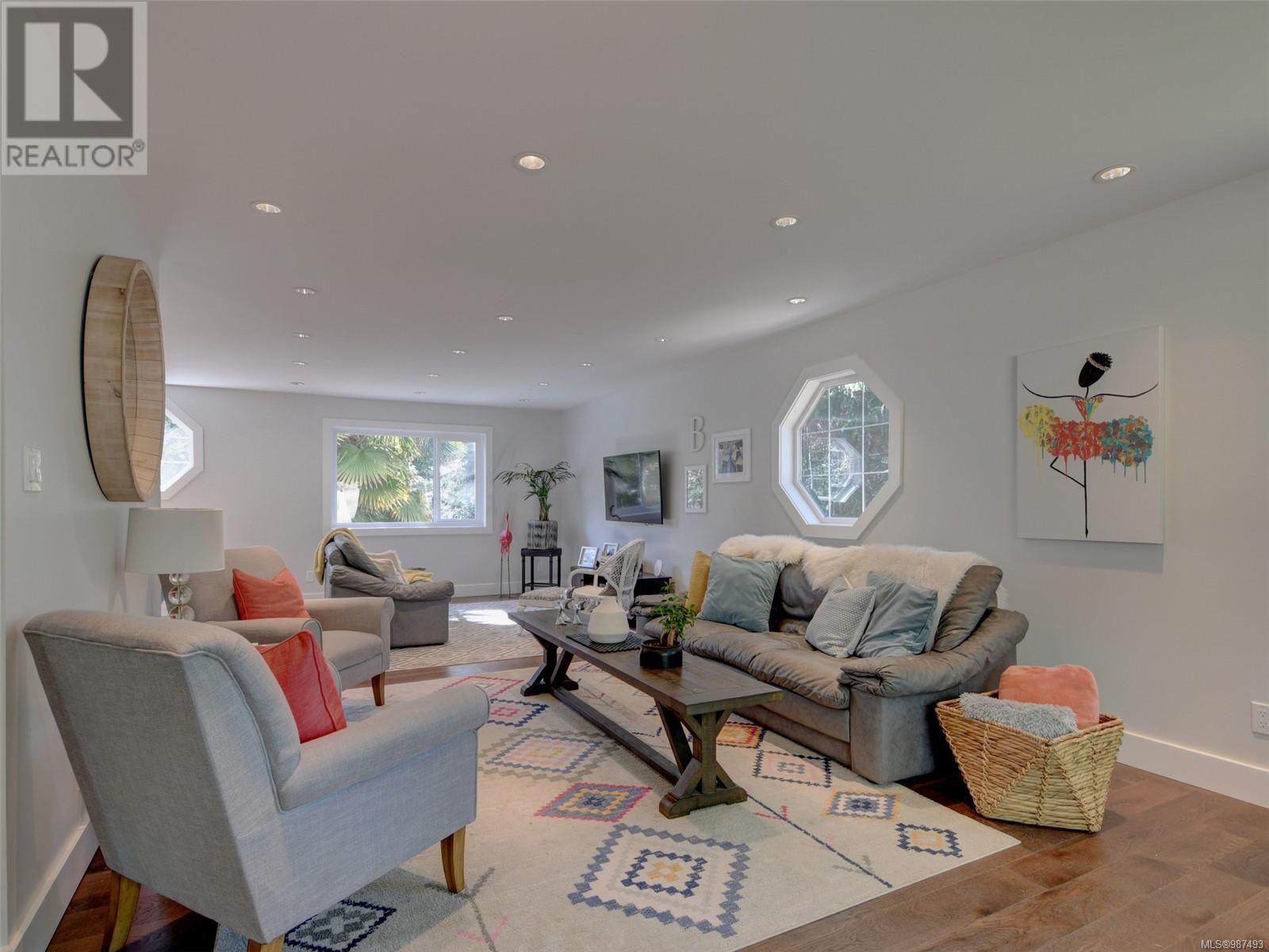 2799 Arbutus Rd