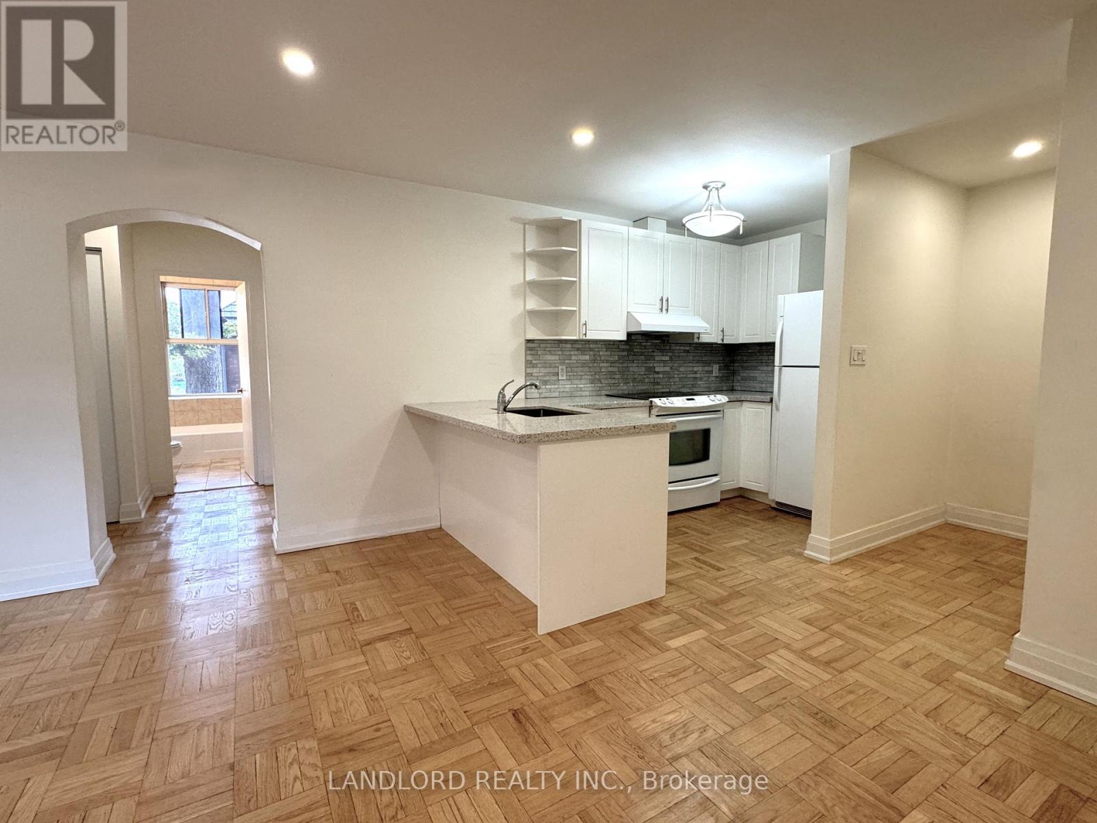 4 - 2696 LAKE SHORE BOULEVARD W