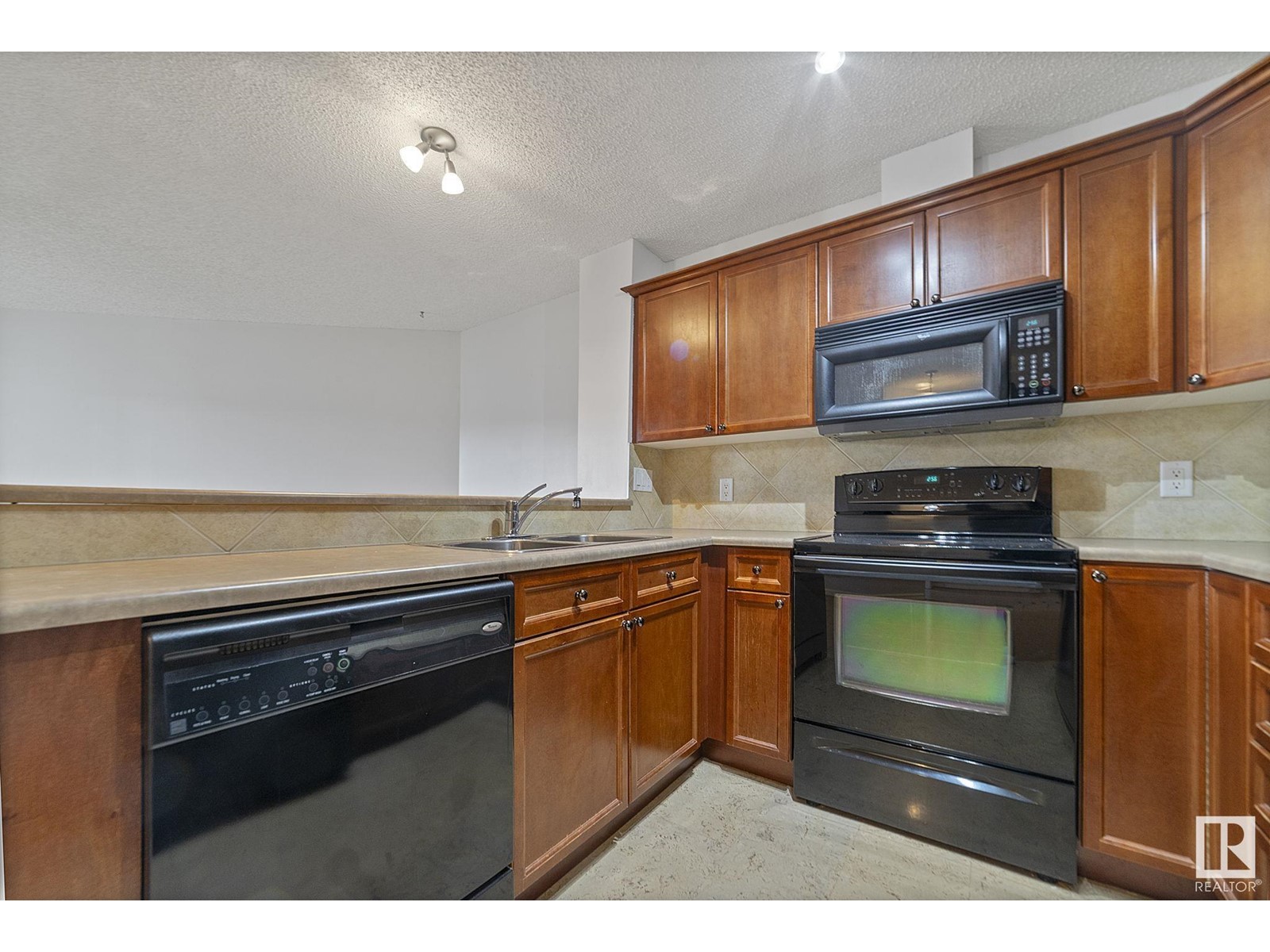 #412 15211 139 ST NW